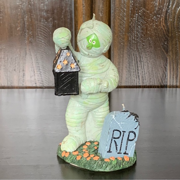Vintage Mummy with Lantern in Graveyard Halloween Candle - Picture 2 of 14